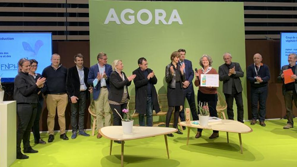 Tous les horticulteurs présents à la remise des prix de Paysalia sont montés sur scène pour recevoir un coup de cœur du jury décerné à la production française. ©F.Arnould Tous les horticulteurs présents à la remise des prix de Paysalia sont montés sur scène pour recevoir un coup de cœur du jury décerné à la production française. ©F.Arnould